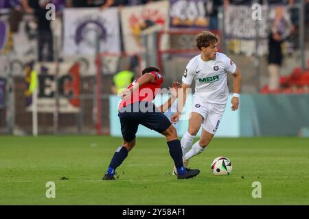 Mika Clausen (Erzgebirge Aue, 08) mit Ball, mit Simon Skarlatidis (SpVgg Unterhaching, 30), SpVgg Unterhaching vs. Erzgebirge Aue, Fussball, 3. Liga, 6. Spieltag, Saison 24/25, 20.09.2024, DFL-VORSCHRIFTEN VERBIETEN JEDE VERWENDUNG VON FOTOGRAFIEN ALS BILDSEQUENZEN, Foto: Eibner-Pressefoto/Jenni Maul Stockfoto