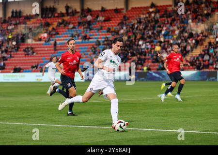 Marcel Bär (Erzgebirge Aue, 15) mit Ball im Strafraum, SpVgg Unterhaching vs. Erzgebirge Aue, Fussball, 3. Liga, 6. Spieltag, Saison 24/25, 20.09.2024, DFL-VORSCHRIFTEN VERBIETEN JEDE VERWENDUNG VON FOTOGRAFIEN ALS BILDSEQUENZEN, Foto: Eibner-Pressefoto/Jenni Maul Stockfoto