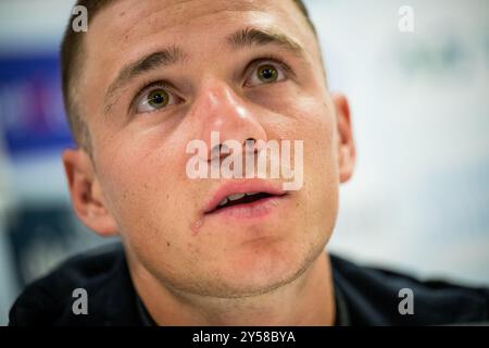 Wetzikon, Schweiz. September 2024. Der belgische Remco Evenepoel von Soudal Quick-Step spricht auf einer Pressekonferenz des belgischen Teams vor dem Zeitfahren am Sonntag bei den UCI Road and Para-Cycling Road World Championships 2024 am Freitag, den 20. September 2024 in Wetzikon, Schweiz. Die Welten finden vom 21. Bis 29. September in Zürich statt. BELGA FOTO JASPER JACOBS Credit: Belga News Agency/Alamy Live News Stockfoto