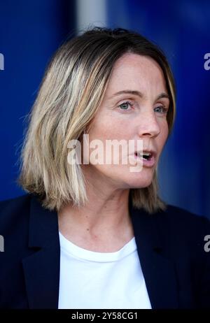 Chelsea's Millie Bright (rechts) begrüßt Rachel Daly von Aston Villa vor dem Spiel der Barclays Women's Super League in Kingsmeadow, Kingston upon Thames. Bilddatum: Freitag, 20. September 2024. Stockfoto