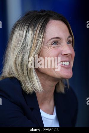 Chelsea's Millie Bright (rechts) begrüßt Rachel Daly von Aston Villa vor dem Spiel der Barclays Women's Super League in Kingsmeadow, Kingston upon Thames. Bilddatum: Freitag, 20. September 2024. Stockfoto