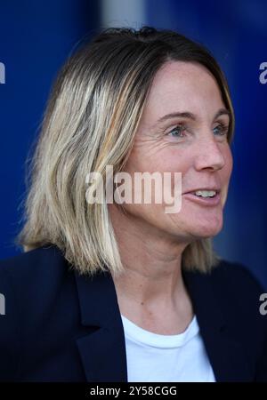 Chelsea's Millie Bright (rechts) begrüßt Rachel Daly von Aston Villa vor dem Spiel der Barclays Women's Super League in Kingsmeadow, Kingston upon Thames. Bilddatum: Freitag, 20. September 2024. Stockfoto