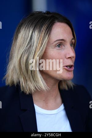 Chelsea's Millie Bright (rechts) begrüßt Rachel Daly von Aston Villa vor dem Spiel der Barclays Women's Super League in Kingsmeadow, Kingston upon Thames. Bilddatum: Freitag, 20. September 2024. Stockfoto