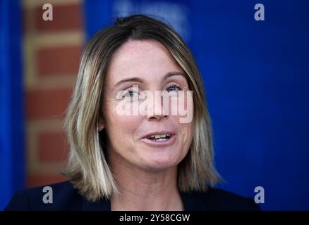 Chelsea's Millie Bright (rechts) begrüßt Rachel Daly von Aston Villa vor dem Spiel der Barclays Women's Super League in Kingsmeadow, Kingston upon Thames. Bilddatum: Freitag, 20. September 2024. Stockfoto