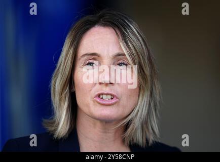 Chelsea's Millie Bright (rechts) begrüßt Rachel Daly von Aston Villa vor dem Spiel der Barclays Women's Super League in Kingsmeadow, Kingston upon Thames. Bilddatum: Freitag, 20. September 2024. Stockfoto