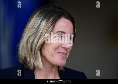 Chelsea's Millie Bright (rechts) begrüßt Rachel Daly von Aston Villa vor dem Spiel der Barclays Women's Super League in Kingsmeadow, Kingston upon Thames. Bilddatum: Freitag, 20. September 2024. Stockfoto