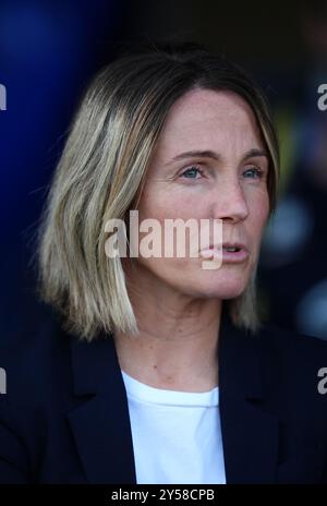 Chelsea's Millie Bright (rechts) begrüßt Rachel Daly von Aston Villa vor dem Spiel der Barclays Women's Super League in Kingsmeadow, Kingston upon Thames. Bilddatum: Freitag, 20. September 2024. Stockfoto