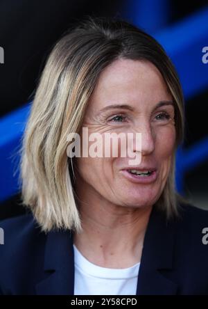 Chelsea's Millie Bright (rechts) begrüßt Rachel Daly von Aston Villa vor dem Spiel der Barclays Women's Super League in Kingsmeadow, Kingston upon Thames. Bilddatum: Freitag, 20. September 2024. Stockfoto