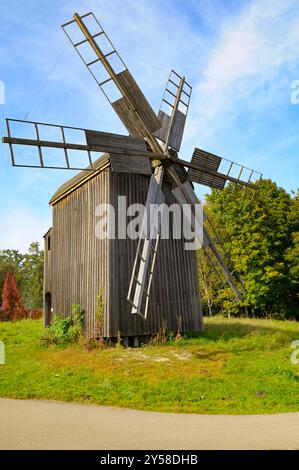 Alte Windmühle im Museum für nationale Architektur in Pirogowo, Kiew, Ukraine. Vertikales Foto. Stockfoto