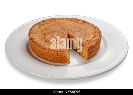 Haselnusskuchen auf weißer Platte isoliert auf weiß mit Schnittpfad im Lieferumfang enthalten Stockfoto