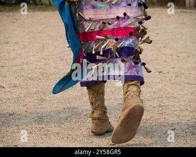 Die Nahaufnahme eines Lavendelkleides und eines lila Jingle-Kleides trug meine junge Ureinwohnerin in einem Powwow in Lodge Pole, Montana. Von hinten fotografiert. Stockfoto