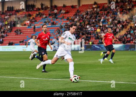 Unterhaching, Deutschland. September 2024. Marcel Bär (Erzgebirge Aue, 15) mit Ball im Strafraum, SpVgg Unterhaching vs. Erzgebirge Aue, Fussball, 3. Liga, 6. Spieltag, Saison 24/25, 20.09.2024, DFL-VORSCHRIFTEN VERBIETEN DIE VERWENDUNG VON FOTOS ALS BILDSEQUENZEN, Foto: Eibner-Pressefoto/Jenni Maul Credit: dpa/Alamy Live News Stockfoto