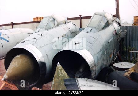 Ehemalige Royal Air Force English Electric Lightning F6 Kampfflugzeuge in Hanningfield Metals Schrottplatz in Essex, Großbritannien. Die Nasenpartien der RAF-Kampfflugzeuge aus den 1960er Jahren wurden auf Teile reduziert Stockfoto