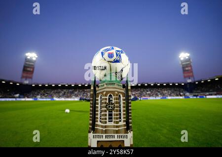 Zwolle, Niederlande. September 2024. ZWOLLE, NIEDERLANDE - 20. SEPTEMBER: Der Ball während eines niederländischen Eredivisie-Spiels zwischen PEC Zwolle und AZ im MAC³PARK stadion am 20. September 2024 in Zwolle, Niederlande. (Foto von Ed van de Pol/Orange Pictures) Credit: Orange Pics BV/Alamy Live News Stockfoto