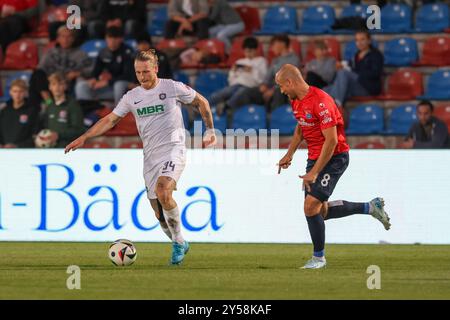 Marvin Stefaniak (Erzgebirge Aue, 34) mit Ball mit Manuel Stiefler (SpVgg Unterhaching, 08), SpVgg Unterhaching vs. Erzgebirge Aue, Fussball, 3. Liga, 6. Spieltag, Saison 24/25, 20.09.2024, DFL-VORSCHRIFTEN VERBIETEN JEDE VERWENDUNG VON FOTOGRAFIEN ALS BILDSEQUENZEN, Foto: Eibner-Pressefoto/Jenni Maul Stockfoto