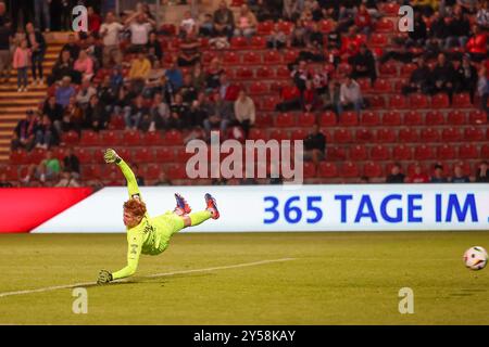 Konstantin Heide (SpVgg Unterhaching, 01) beim 0:1 durch Marcel Bär (Erzgebirge Aue, 15), SpVgg Unterhaching vs. Erzgebirge Aue, Fussball, 3. Liga, 6. Spieltag, Saison 24/25, 20.09.2024, DFL-VORSCHRIFTEN VERBIETEN JEDE VERWENDUNG VON FOTOGRAFIEN ALS BILDSEQUENZEN, Foto: Eibner-Pressefoto/Jenni Maul Stockfoto