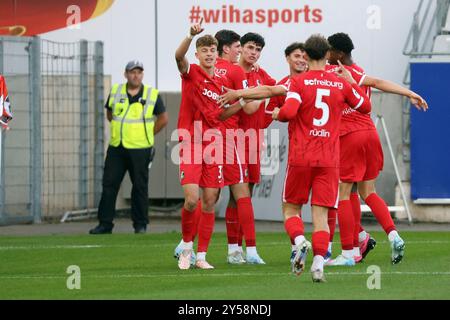 Freiburg Im Breisgau, Deutschland. September 2024. Die Freiburger Spieler bejubeln die 1:0 Führung durch Marco Wörner (SC Freiburg II/U23), beim Spiel der Fussball-RL SW 24-25:9. Sptg: SC Freiburg II vs. Bahlinger SC/dpa/Alamy Live News Stockfoto