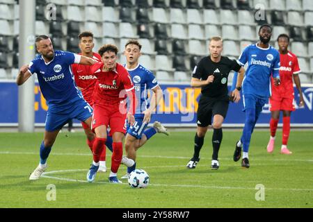 Freiburg Im Breisgau, Deutschland. September 2024. Verbissen hechelt Yannick Häringer (Bahlinger SC/BSC) seinem Gegenspieler Gabriel Carmine Pellegrion (SC Freiburg II/U23) hinterher beim Spiel der Fussball-RL SW 24-25:9. Sptg: SC Freiburg II vs. Bahlinger SC/dpa/Alamy Live News Stockfoto