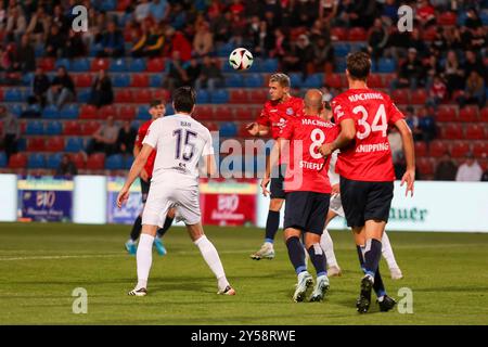 Unterhaching, Deutschland. September 2024. Sebastian Maier (SpVgg Unterhaching, 10) Kopfball, SpVgg Unterhaching vs. Erzgebirge Aue, Fussball, 3. Liga, 6. Spieltag, Saison 24/25, 20.09.2024, DFL-VORSCHRIFTEN VERBIETEN DIE VERWENDUNG VON FOTOS ALS BILDSEQUENZEN, Foto: Eibner-Pressefoto/Jenni Maul Credit: dpa/Alamy Live News Stockfoto