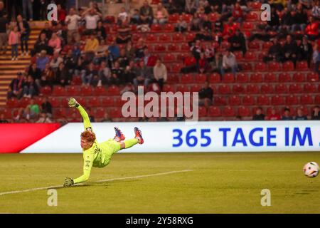 Unterhaching, Deutschland. September 2024. Konstantin Heide (SpVgg Unterhaching, 01) beim 0:1 durch Marcel Bär (Erzgebirge Aue, 15), SpVgg Unterhaching vs. Erzgebirge Aue, Fussball, 3. Liga, 6. Spieltag, Saison 24/25, 20.09.2024, DFL-VORSCHRIFTEN VERBIETEN DIE VERWENDUNG VON FOTOS ALS BILDSEQUENZEN, Foto: Eibner-Pressefoto/Jenni Maul Credit: dpa/Alamy Live News Stockfoto