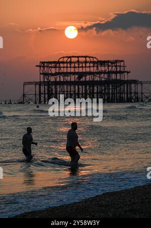 Brighton , Großbritannien 20. September 2024 - die Sonne geht heute Abend hinter dem West Pier in Brighton nach einem weiteren warmen, sonnigen Tag an der Südküste unter: Credit Simon Dack / Alamy Live News Stockfoto