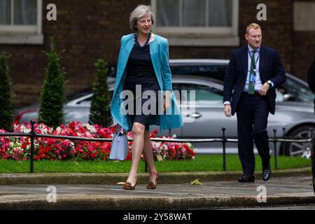 Theresa May ehemalige britische Premierministerin, außerhalb der Downing Street 10, während ihrer Amtszeit als Kabinettsministerin, Whitehall, London, England, Großbritannien Stockfoto