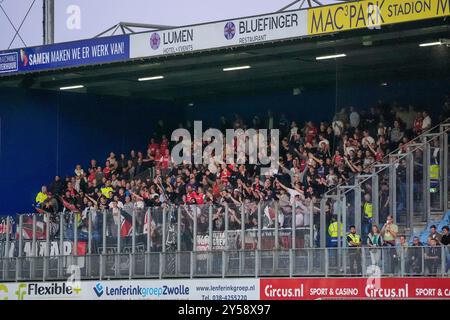 Zwolle, Niederlande. September 2024. ZWOLLE, NIEDERLANDE - 20. SEPTEMBER: Fans von AZ feuern das Team während eines niederländischen Eredivisie-Spiels zwischen PEC Zwolle und AZ bei MAC an? PARK stadion am 20. September 2024 in Zwolle, Niederlande. (Foto von Ed van de Pol/Orange Pictures) Credit: dpa/Alamy Live News Stockfoto