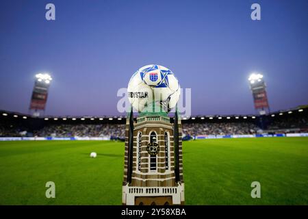 Zwolle, Niederlande. September 2024. ZWOLLE, NIEDERLANDE - 20. SEPTEMBER: Der Ball während eines niederländischen Eredivisie-Spiels zwischen PEC Zwolle und AZ bei MAC? PARK stadion am 20. September 2024 in Zwolle, Niederlande. (Foto von Ed van de Pol/Orange Pictures) Credit: dpa/Alamy Live News Stockfoto