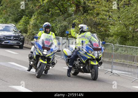 Zwei Polizisten in Uniform auf einer Straße, umgeben von Sicherheitsbarrieren und Bäumen, Stuttgart, Baden-Württemberg, Deutschland, Europa Stockfoto