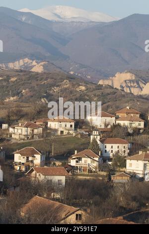 Die bulgarischen Erdpyramiden mit dem Dorf Rozhen Stockfoto