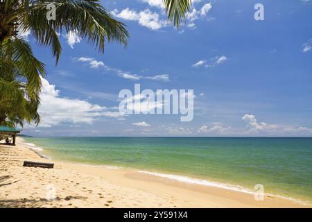 Sandstrand mit Kanus in Phu Quoc in der Nähe von Duong Dong, Vietnam, Asien Stockfoto