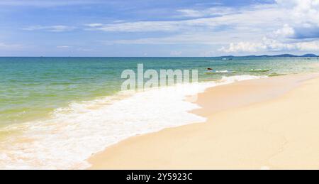 Sandstrand mit Kanus in Phu Quoc in der Nähe von Duong Dong, Vietnam, Asien Stockfoto