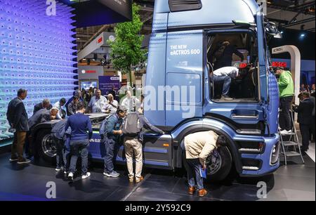 Elektrofahrzeug Mercedes-Benz Trucks eActros600, Truck of the Year, IAA Transportation, Hannover, 18.09.2024, Hannover, Niedersachsen, Deutschland Stockfoto