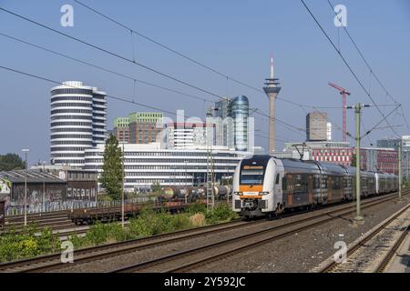 Regional Express RE6 nach Köln, RRX, Rhein-Ruhr-Express, Skyline des Stadtzentrums von Düsseldorf, Medienhafen, Regionalzug Stockfoto