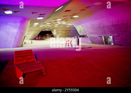 Das bunt beleuchtete Phaenogebäude, eine Experimentallandschaft und ein Wissenschaftszentrum am Abend, Wolfsburg, Niedersachsen, Deutschland, Europa Stockfoto