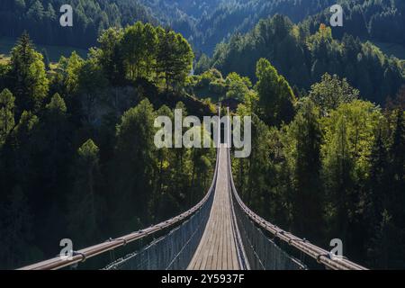 Hängebrücke in Ernen, Wanderung, Höhenangst, Schwindel, Mut, Weg, Überwindung, Therapie, Abendlicht, Wallis, Schweiz, Europa Stockfoto