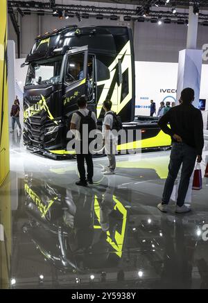 Besucher der IAA Transportation sehen sich einen IVECO Truck, Hannover, 18.09.2024., Hannover, Niedersachsen, Deutschland, Europa Stockfoto