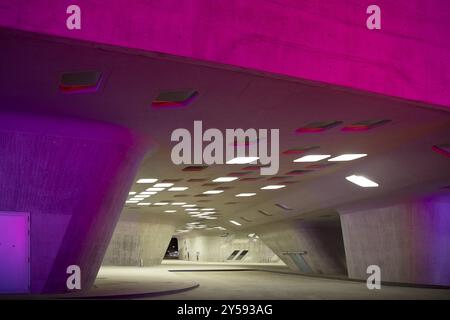 Das bunt beleuchtete Phaenogebäude, eine Experimentallandschaft und ein Wissenschaftszentrum am Abend, Wolfsburg, Niedersachsen, Deutschland, Europa Stockfoto