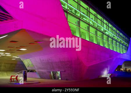 Das bunt beleuchtete Phaenogebäude, eine Experimentallandschaft und ein Wissenschaftszentrum am Abend, Wolfsburg, Niedersachsen, Deutschland, Europa Stockfoto