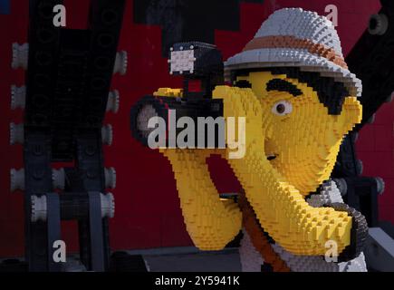 Fotograf mit Kamera aus Lego-Bausteinen, Lego-Fotograf, Lebensgröße, Deutschland, Logo, Guenzburg, Bayern, Deutschland, Europa Stockfoto