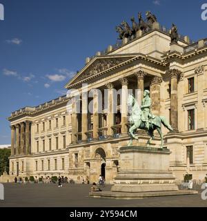 Schloss, klassizistischer Dreiflügelkomplex mit Quadriga und Reiterstatue von Herzog Friedrich Wilhelm, Braunschweig, Niedersachsen, Deutschland, Europa Stockfoto