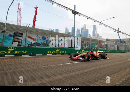 Singapur, Singapur. September 2024. Charles Leclerc aus Monaco fährt den (16) Ferrari SF-24 während des Trainings vor dem F1 Grand Prix von Singapur auf dem Marina Bay Street Circuit. Quelle: SOPA Images Limited/Alamy Live News Stockfoto