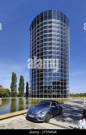 Ein VW-Wagen mit Autoturm für die Lieferung von Neuwagen auf dem Gelände der Autostadt, Volkswagen AG, Wolfsburg, Niedersachsen, Deutschland, Europa Stockfoto