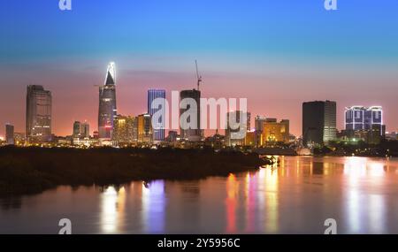 Skyline von Saigon mit Fluss nach Sonnenuntergang, Vietnam, Asien Stockfoto