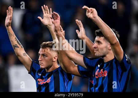 Bergamo, Italien. September 2024. Gewiss-Stadion, 19.09.24: Mateo Retegui (32 Atalanta BC) grüßt die Fans nach der UEFA Champions League, Liga-Spiel zwischen Atalanta BC und Arsenal FC im Gewiss-Stadion in Bergamo, Italien Fußball (Cristiano Mazzi/SPP) Credit: SPP Sport Press Photo. /Alamy Live News Stockfoto