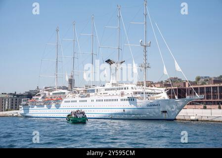 Club Med 2 Kreuzfahrtschiff auf dem Bosporus in Istanbul Türkei. Stockfoto