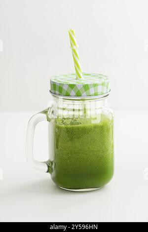 Gesunden grünen Smoothie in einem vintage Mason jar Trinken Stockfoto