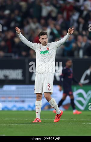 Augsburg, Deutschland. September 2024. Fußball 1. Bundesliga 4. Spieltag FC Augsburg - 1. FSV Mainz 05 am 20.09.2024 in der WWK Arena in Augsburg Elvis Rexhbecaj ( Augsburg ) DFL-Vorschriften verbieten jede Verwendung von Fotografien als Bildsequenzen und/oder Quasi-Video. Foto: Revierfoto Credit: ddp Media GmbH/Alamy Live News Stockfoto