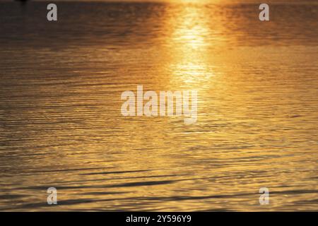 Reflexion des Sonnenuntergangs auf der Wasseroberfläche Stockfoto