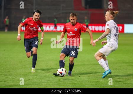 Simon Skarlatidis (SpVgg Unterhaching, 30) mit Ball mit Markus Schwabl (SpVgg Unterhaching, 23), SpVgg Unterhaching vs. Erzgebirge Aue, Fussball, 3. Liga, 6. Spieltag, Saison 24/25, 20.09.2024, DFL-VORSCHRIFTEN VERBIETEN JEDE VERWENDUNG VON FOTOGRAFIEN ALS BILDSEQUENZEN, Foto: Eibner-Pressefoto/Jenni Maul Stockfoto